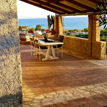 Lo Scoglio Holiday home *