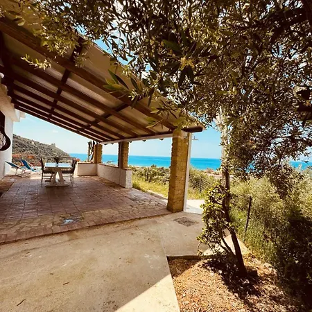 Holiday home Lo Scoglio